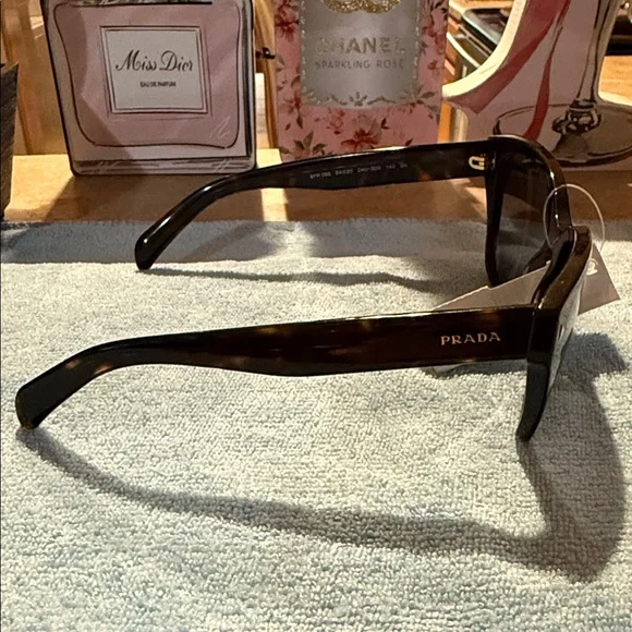 Chic Prada Tortoise Shell Sunglasses display picture 1